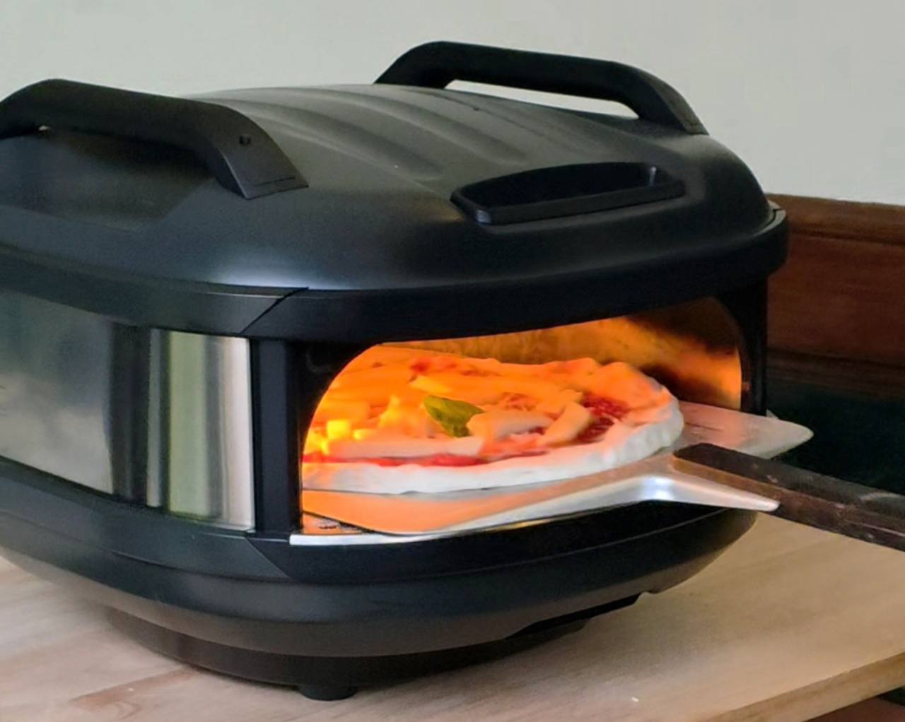 Pizza entrando en el horno encendido de Connie.